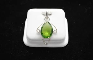 SCHÖNE FRAUENFORM AUS STERLINGSILBER MIT GRÜNEM CZ CHARM ANHÄNGER #F064 - Bild 1 von 2