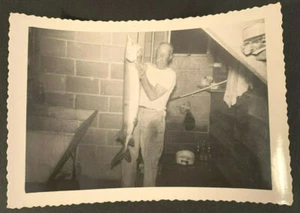 Foto antigua vintage de un hombre fumador mayor sosteniendo peces grandes que capturó #4654 - Imagen 1 de 1