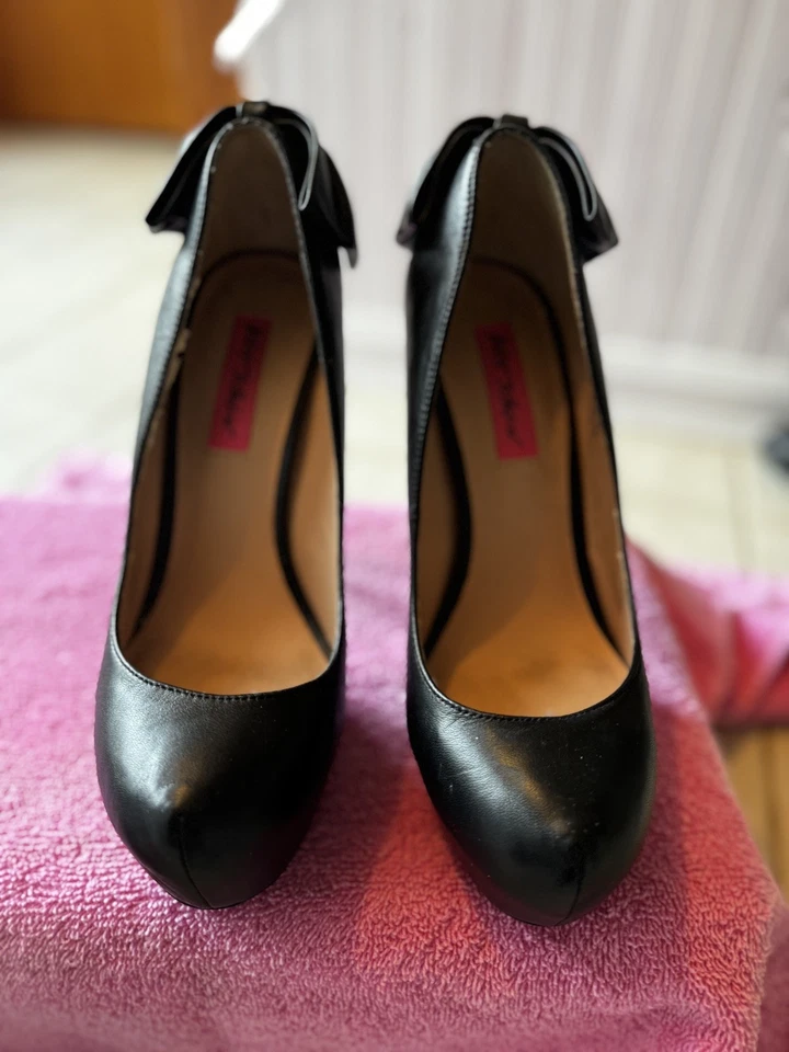 "Bomba de 5"" de tacón negro Betsy Johnson vintage EE. UU. 8" Foto 1 de 4