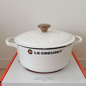 Le Creuset Cocotte Ronde 20cm Lace Relief Cotton White with outer box UNUSED - Picture 1 of 24