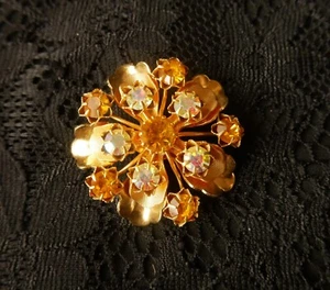 Broche de flores de mediados de siglo VINTAGE, tono dorado, vidrio ámbar y pasador de estrás AB - Imagen 1 de 5