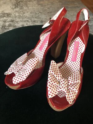 Betsey Johnson Peek a Boo 红色/白色蝴蝶结露背木鞋 — 第 1/4 张图片
