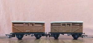 Tri-ang Pair of R122 Cattle Wagons ~ BRITISH RAILWAYS ~ M3712 M-3713 - OO HO -B- - Picture 1 of 17