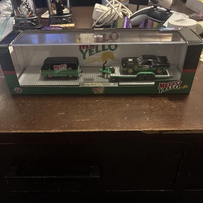 M2 Machines Mello Yello 1967 Dodge A100 Panel Van & 1971 Plymouth Hemi Cuda  - Imagem 1 de 4