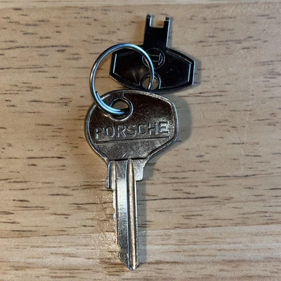 Llave de coche Porsche vintage código K 322 y llave de antena Bosch Porsche 911 Foto 1 de 4