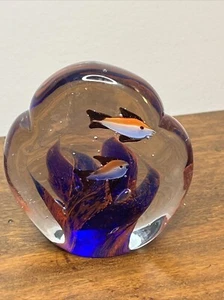 Blau & Orange Koralle Fisch 2-seitige Wasserszene Kunst Jakobsmuschel Glas 3" Briefbeschwerer - Bild 1 von 3