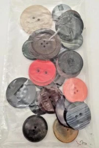 2692 - 🧵 Vintage KNOPF Konvolut: 98 Gramm GROSS 30-45 mm,  versch. Farben+Arten - Bild 1 von 3