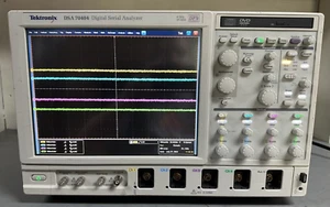 Tektronix DSA70404 Digital Serial Analyzer DPO, 4GHz 25GS/s w/ SSD & OPTS! - Picture 1 of 6