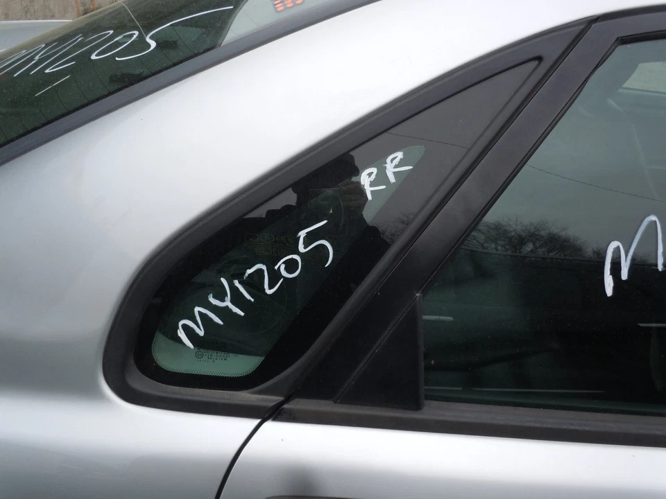 2000 - 2004 年沃尔沃 S40 后四分之一窗玻璃乘客右右手原始设备制造商 — 第 1/1 张图片