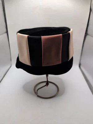 Sombrero estilo cubo Art Deco de terciopelo negro y satinado para damas Foto 1 de 4
