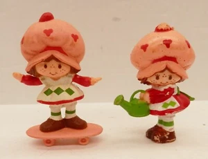 Mini figuras de PVC vintage de fresa de los años 80 - monopatín y regadero - Imagen 1 de 2