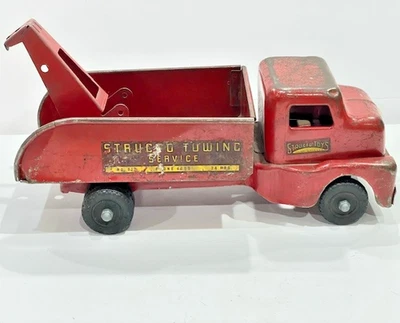 2272 - Vintage 1950's 11" Red Structo #910 Towing Service Truck W/Boom ~ No Reel - Image 1 of 4