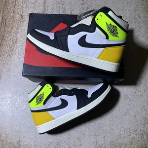 Air Jordan 1 Retro Alto OG Volt Dorado 555088-118 Para Hombre Talla 9 NUEVO EN CAJA - Imagen 1 de 8