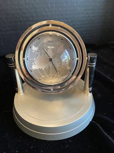 Gift Time Products Unisex Kreisel Globus Tischuhr - Silber - Bild 1 von 12