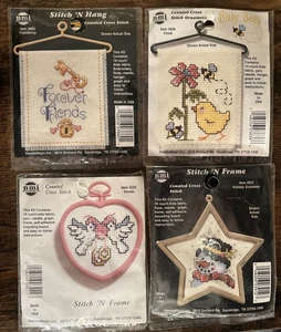 4 kits de punto de cruz en miniatura con marcos nmi - Palomas muñeco de nieve pollito de amistad - Imagen 1 de 6