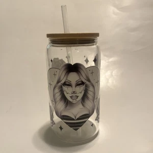 Chola Mädchen mit Rosen Trinkglas Klarglas 16oz mit Deckel schwarz weiß - Bild 1 von 20