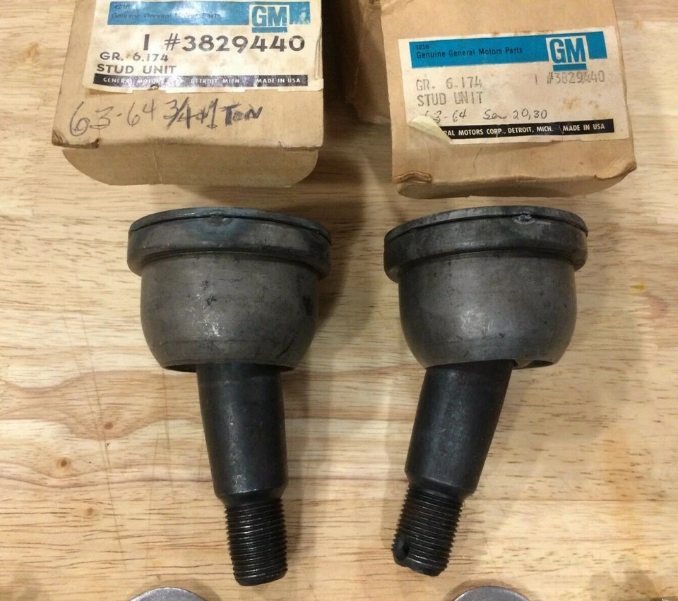 NOS GM #3829440 LWR BALL JOINTS, '63-'64 CHEVY/GMC, C20/C30 TWO WHL DRIVE PICKUP - Image 1 of 4