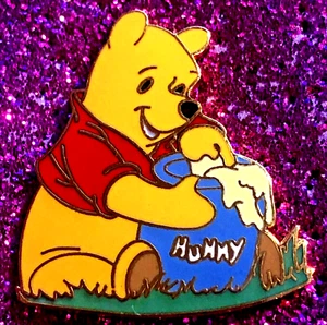 DISNEY WDW 2001 WINNIE DER POOH SITZT UND ISST AUS SEINEM HUNNY-TOPF - Bild 1 von 1