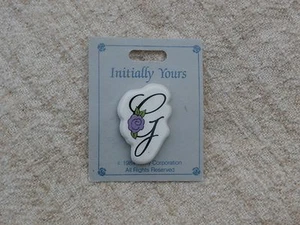 Broche prendedor letra G con rosa morada, broche inicial vintage, cerámica años 80 - Imagen 1 de 3