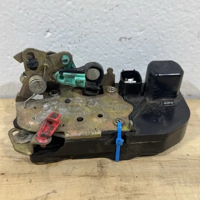 Pestillo de puerta trasera izquierda Jeep Liberty 2002-2007 con actuador de bloqueo lado del conductor fabricante original Foto 1 de 4