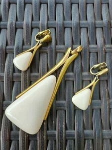 Exquisite Vintage Trifari Cream Lucite & Gold Tone Pendant & Earrings - No Chain - Bild 1 von 6