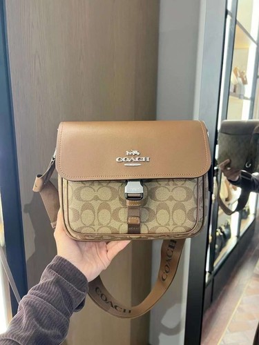 Borsa messenger Coach Pace nuova con etichette in tela firmata CR131