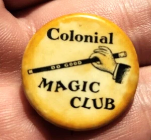 Varita Pinback Wave the Magicians Colonial Magic Club Do Good 1" - Imagen 1 de 2