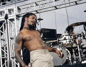 Sevendust - Lajon Witherspoon - Official Tattoo the Earth 2000 Print- 8x10 Photo - Picture 1 of 4