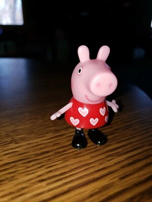 Figura Peppa Pig en vestido rojo con corazones  Foto 1 de 2