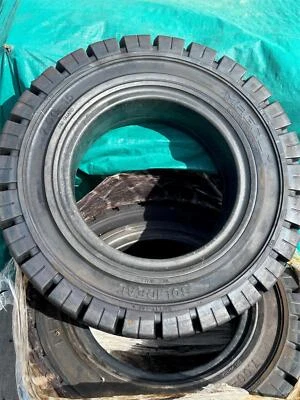 Neumático para carretilla elevadora de goma sólida Solideal RES 550 Magnum sin marcas 7,00-15/5,50 Foto 1 de 4