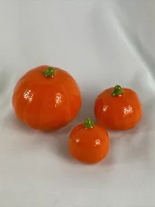 Juego de 3 figuras de calabaza en miniatura de cerámica naranja brillante de 1,5"" otoño Halloween - Imagen 1 de 5