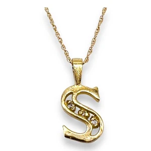 Collana con ciondolo in oro giallo 10 kt e diamanti iniziali ritagliato lettera S 18" - Foto 1 di 14
