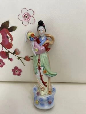 Hermosa cara detallada de mujer china vintage con cesta de flores rara única en su clase Foto 1 de 4