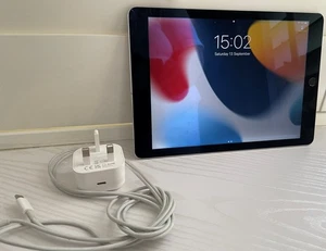 Apple iPad Air 2 / 2nd Generation / 16GB Wi-Fi , 9.7inch - Picture 1 of 4