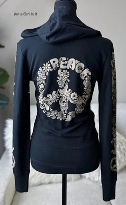 Nova JAQUETA COM CAPUZ FLORAL HIPPIE PRETA CRAVEJADA SINAL DE PAZ VOCAL Feminina P M L Y2K - Imagem 1 de 4