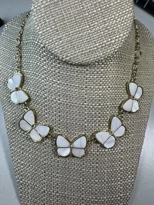 Collar Five Mariposas Blancas Tono Dorado con Cristales - Imagen 1 de 4