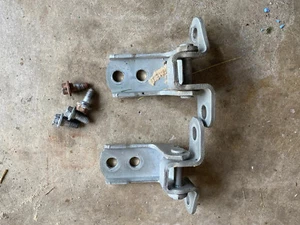 2001-2005 Lexus IS300 OEM Left Driver Front Door Hinges Mounts With Bolts - Bild 1 von 1