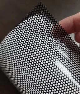 Película de calcomanía de vinilo pegatina negra perforada para medios de impresión de visión unidireccional - Imagen 1 de 2