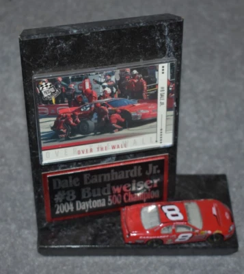 DALE WONHARDT JR. #8 NASCAR CARRERAS DEPORTES STAND-UP TARJETA PLACA CON COCHE 1/64 Foto 1 de 3