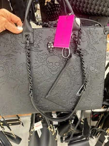 Bolso de Mano Grande Betsey Johnson XOKIARA2 Negro Calaveras y Rosas Nuevo con Etiquetas con Muñequera - Imagen 1 de 5
