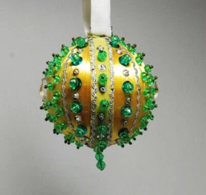 Vintage 60er/70er Satin Gold & Grün Perlen Weihnachtsschmuck Kugel 3,5" B11 - Bild 1 von 1