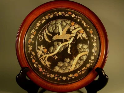 China seda china y hilo de plata bordado de un pájaro que toma vuelo aprox. siglo XX Foto 1 de 4