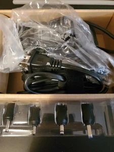 Insignia Chrombook Charger 40watts - Photo 1 sur 2