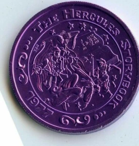 Mardi Gras Doubloon Krewe of Hércules 1977 aluminio púrpura calibre 10 - Imagen 1 de 2