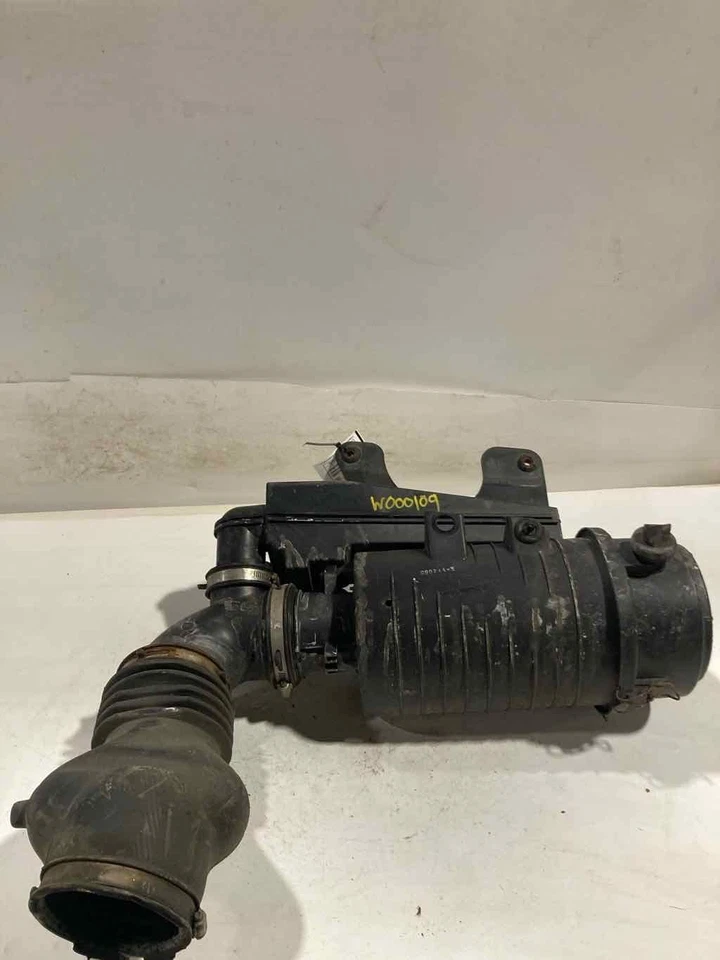 Used Air Cleaner Assembly fits: 2012 Gmc Savana 3500 van 6.0 Grade C - Imagem 1 de 4