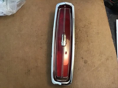 Cadillac Fleetwood Brougham 1982 luz trasera lente y bisel OEM Foto 1 de 4