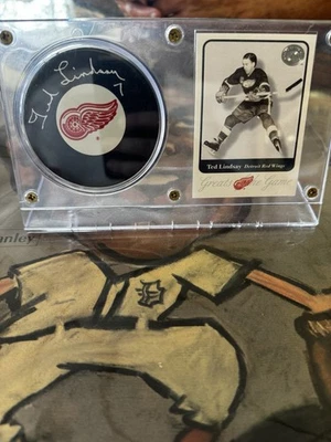Ted Lindsay Red Wings signed puck & card in holder - Изображение 1 из 4
