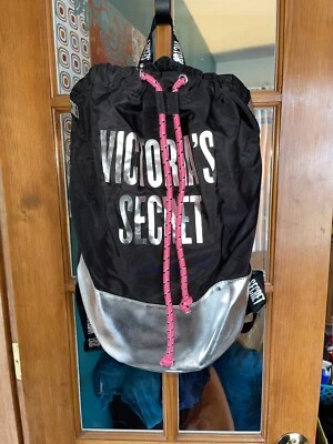 Mochila Bolso de Mano Victoria's Secret Grande con Cordón Logotipos Negros y Plateados Foto 1 de 4