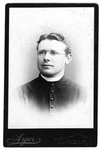 BUST OF A YOUNG PRIEST WITH THIN METAL GLASSES by AYER STUDIO AUGUSTA MAINE - Bild 1 von 4