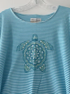 Camisa Top Alfred Dunner Para Mujer Talla Grande 2X Azul Rayas Tortuga Tachonada Crochet Foto 1 de 4